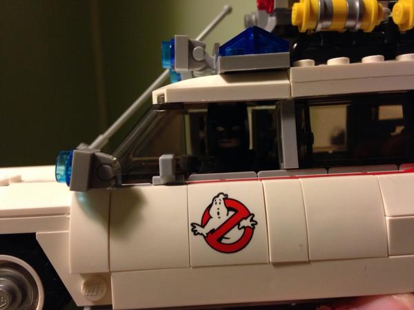 ForComicJunkies's tweet image. Guys! Guys! Look what I did! Haha! Isn&apos;t that whacky? Batman in the Ecto-1! #funwithLegos #imanadultshutup