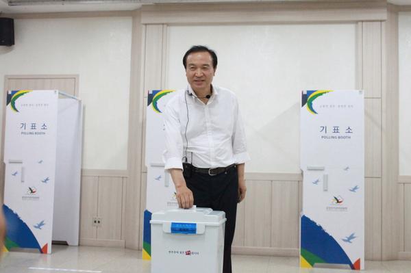 제가 거주하는 영통1동 주민센터에서 사전투표 했습니다. 지금까지 해왔던 것처럼, 무동원, 무소음, 무비방의 3무 선거를 할 것을 약속드리며 유권자 여러분께 정책과 비전으로 평가받겠습니다. 꼭 투표해주세요!