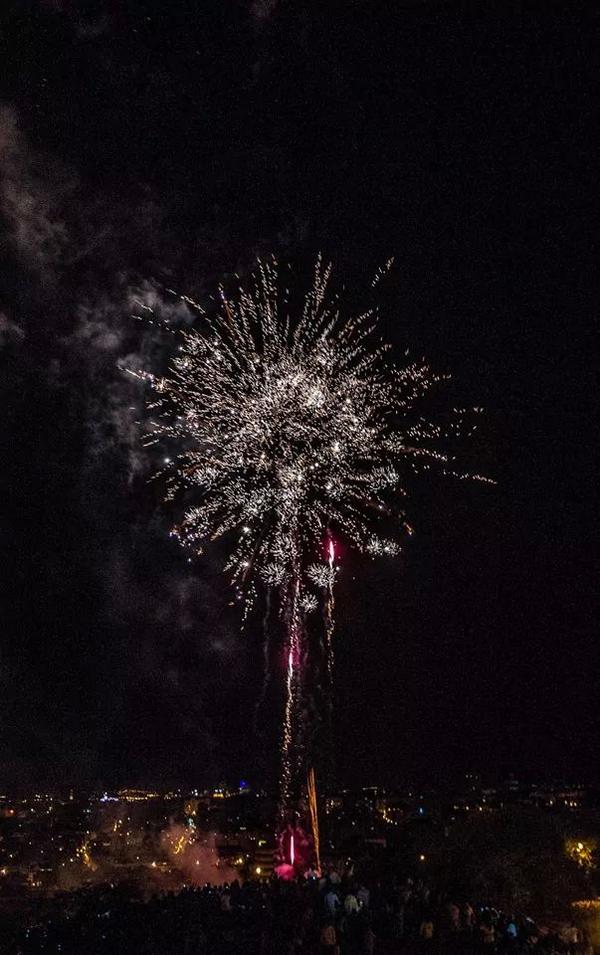 DanilonDormilon's tweet photo. Fiestas de vallecas! http://t.co/uevi9vt78R