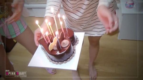 apink_thaifact's tweet photo. APINKถ่ายวีดีโอตอนหน้าสด
โบมอึนจีนัมจู-โชว์หน้าสด
ฮายอง-เอามือปิดหน้า
โชรง-เห็นแค่ลำตัว
นาอึน-ได้ยินแต่เสียงหัวเราะ.. http://t.co/UuWly3OVSs