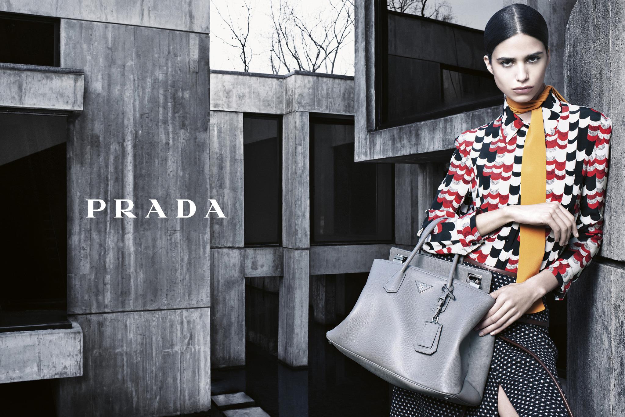 Сумка прада 2022. Prada fall winter 2014. Prada campaign ss23. Prada 32921. P r a v d a.