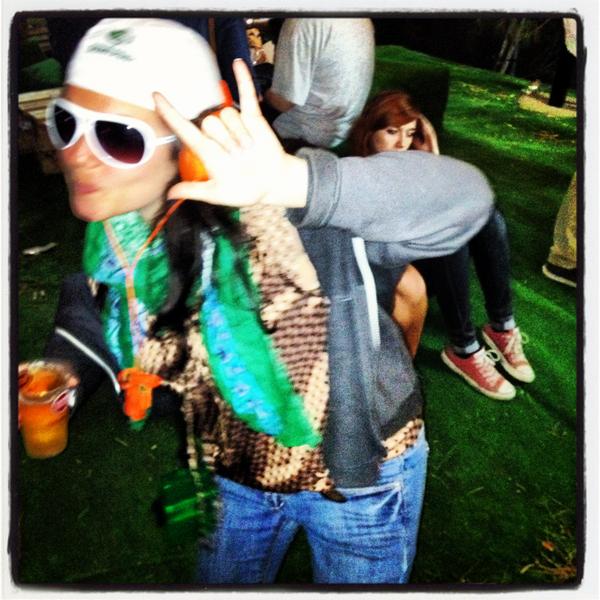 Paceina's tweet photo. Cuando refresca hay que ponerselo todo encima ;) #MatuLow @lowfestival http://t.co/qZ19gT7wK8