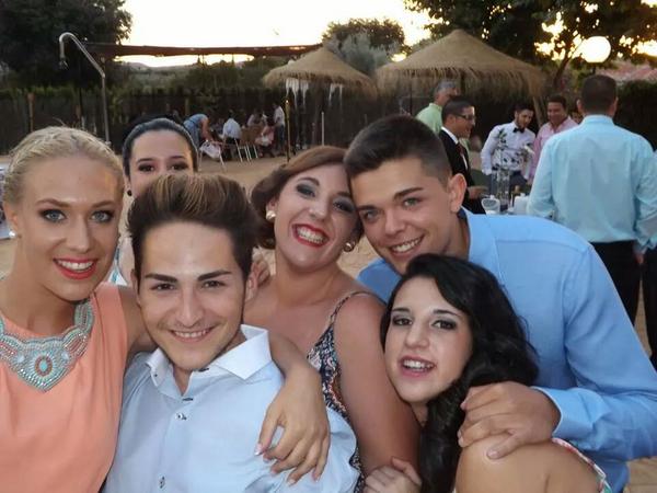 1000_lorena's tweet photo. Oleeeeeee esaa familyy guapa @anaGA154 @JavieroDiviero @luciiyagarcia @_24_adryeli http://t.co/ZfjCyVIVYz