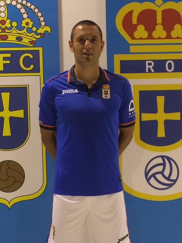 RealOviedo's tweet photo. El delantero Cervero luce la primera equipación, con camiseta azul y pantalón y medias blancas #RO201415 http://t.co/DoEM0a7xZ4