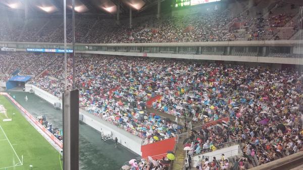 K리그 올스타전 참 재미있었죠!개인적으론 이 장면에서 가장 설렜어요!비가 거세지면서 관중석이 듬성듬성 해지지않을까 걱정했는데 오히려 색색의 우산으로 가득 채워진 모습><
우리 축구팬들이 오늘의 므브프♡