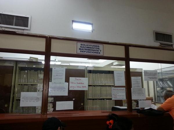 douglasjosehs's tweet photo. Solo 1 funcionaria atendiendo en archivo en el Registro Pcpal. Del Zulia. @NicolasMaduro @SarenEnLinea http://t.co/hEBthnGsWA