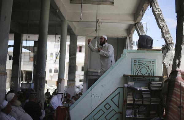 numanilhan's tweet photo. Gazze'de bombaların yerle bir ettiği camide cuma namazı kılınıyor. http://t.co/WuVfaG1ps6