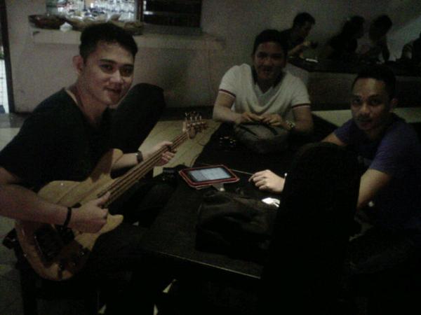Trg <a href="/RondyMakikama/">Ondy</a>, <a href="/billykawangung/">billy kawangung</a>, @GeraldHany_tux, <a href="/adrielsavero/">Adriel</a>  di <a href="/coffeeislandID/">Coffee Island Cafe</a> salam #kenyal  <a href="/IBFOfficial/">IndonesianBassFamily</a>