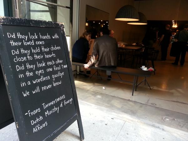 WouterZwart's tweet image. Koffiehuis naast VN-gebouw. De echo van dé toespraak hangt nog tussen de wolkenkrabbers.