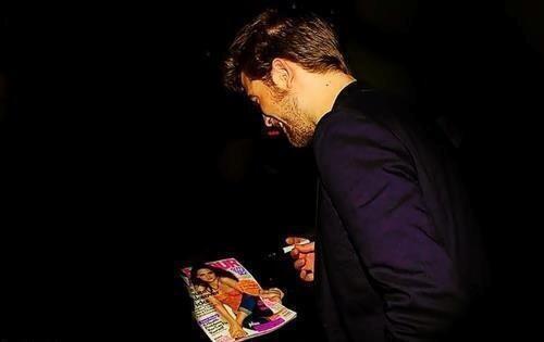 ksupporting's tweet photo. Kristen signing RK's Harper's Bazzar Magazine with a Angelic smile *dying* has me Like http://t.co/XB9wu3mLDP