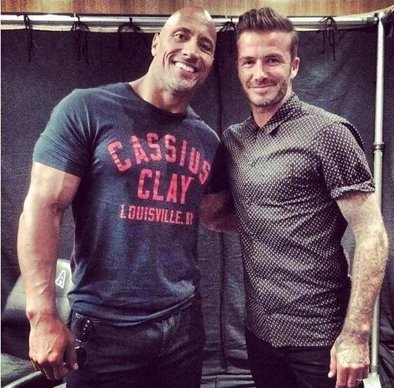manchreds's tweet photo. #Foto: Dwayne Johnson (The Rock) bareng legenda United, David Beckham. http://t.co/ZvMkfbXzzQ