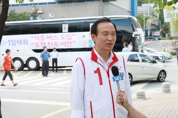 백문이불여일견! 지금 보시는 버스가 바로 '임태희의 이층버스'입니다. 기다리는 시간은 절반으로, 더 편안하게 영통 주민의 출퇴근 길을 바꾸겠습니다. 이층버스와 함께하는 영통, 그 자부심을 높이겠습니다!