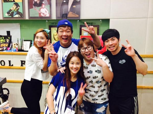오늘은 이소라언니휴가가서..
김지민선배랑 "이소라의 가요광장"
내인생첫DJ
떨리고흥분되서정신없이했지만
너무행복한시간이였어요
함께도와준민상선배안나문재너무고맙고힘이되어준감독님작가님감사해요
지민선배우리좀잘맞는듯^^