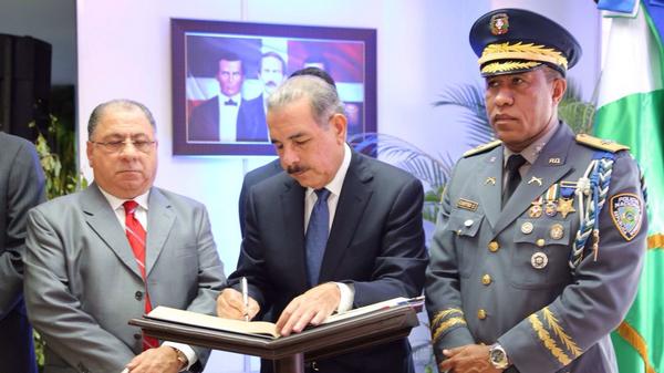 GobiernoDanilo's tweet photo. Presidente @DaniloMedina firma el libro de visitantes distinguidos. Concluye cobertura del acto. http://t.co/ZQbJubExth
