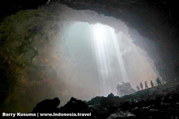 Caving Adventure Yogya: the deep Jomblang Vertical Cave. indonesia.travel/en/destination…  via @indtravel