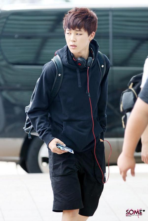 Park Jimin airport fashion hits - Bangtanatics Updates