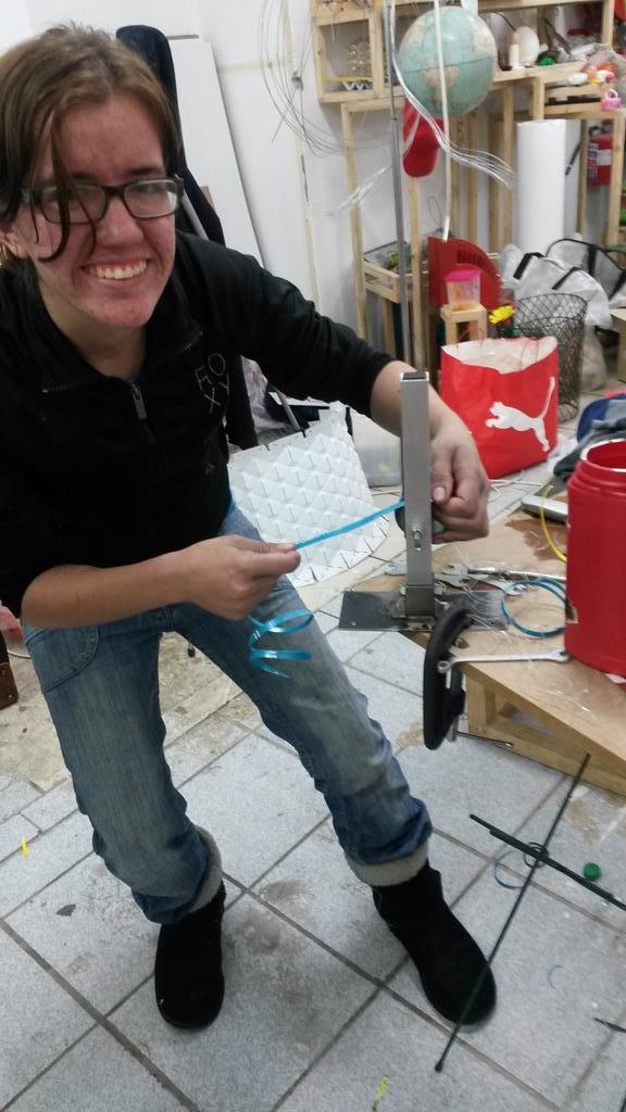 SouthernAfrArts's tweet image. Lee-Ann shredding waste plastic bottles into ribbons to use in crochet workshop in Maker Library:Bank #makerlibraries