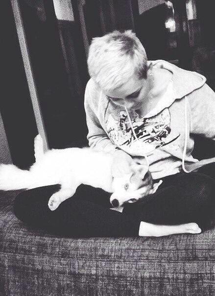 _Miley_Rocks_'s tweet photo. #floydfriday http://t.co/CGNvYkDf33