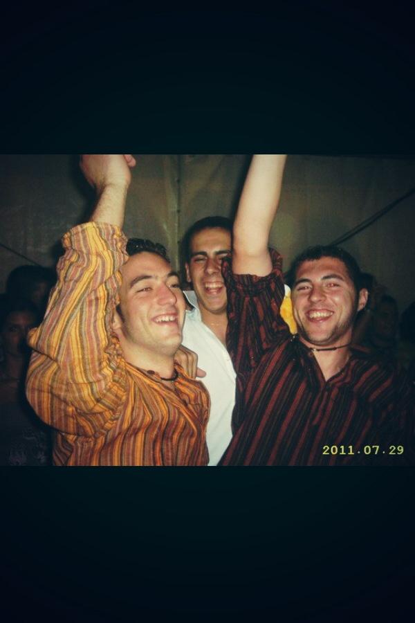 kidelala's tweet photo. Coma pasa el tiempo...la feria k nos pegamos!!!@kbayero10 @AndresBarquero9 http://t.co/qG2i4W815h