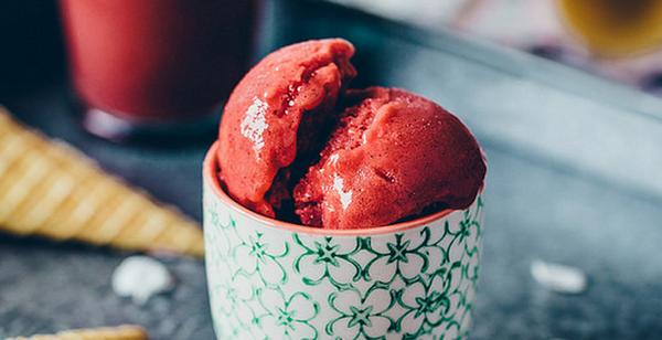 LimonadeMag's tweet photo. Cette recette de sorbet aux fraises est facile comme tout! Succès garanti! #recette #sorbet http://t.co/Gsaytdfp6c http://t.co/pjLb6mcu2L