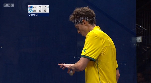 The Pilley Pinch™ keeps the ball nice n dry. Obviously I approve <a href="/campilley/">Cameron Pilley</a> #bbcglasgow2014  #commentsfromthecouch