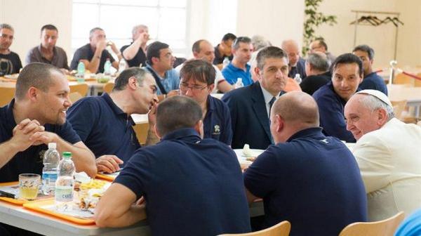 "Buon appetito": El Papa sorprendió a todos al almorzar con los obreros del Vaticano goo.gl/XmIYlR