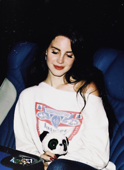 LoveLanaDelRey8's tweet photo. Lana deserves it #mtvhottest Lana Del Rey http://t.co/ZmAbm9edli