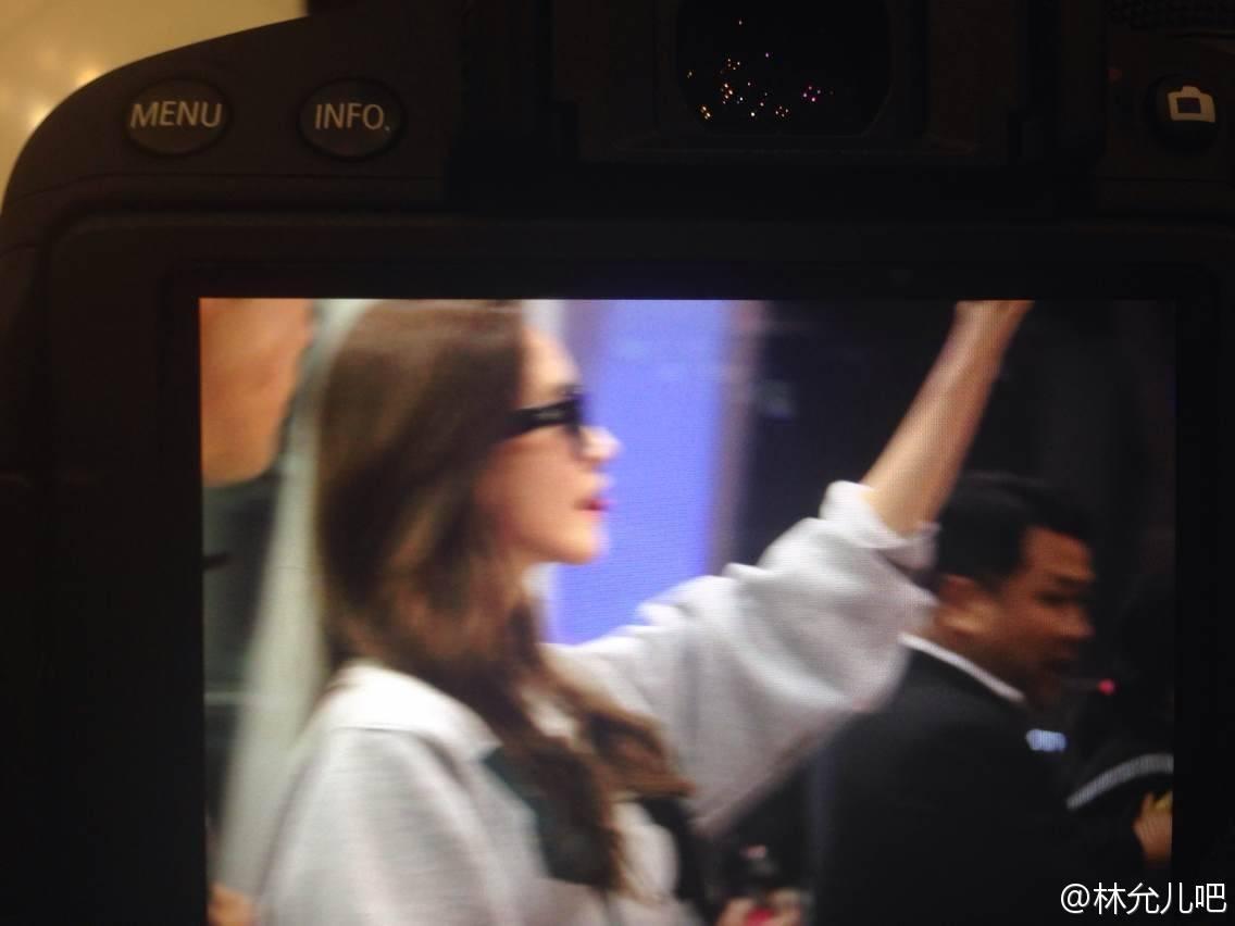 [PIC][25-06-2014]YoonA khởi hành đi Thái Lan để tham dự "Fan Meeting in Thailand: Yoona & I" vào chiều nay BtZr1d_CIAAFdy0