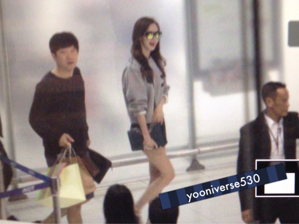 [PIC][25-06-2014]YoonA khởi hành đi Thái Lan để tham dự "Fan Meeting in Thailand: Yoona & I" vào chiều nay BtZr8rSCYAIVNTy