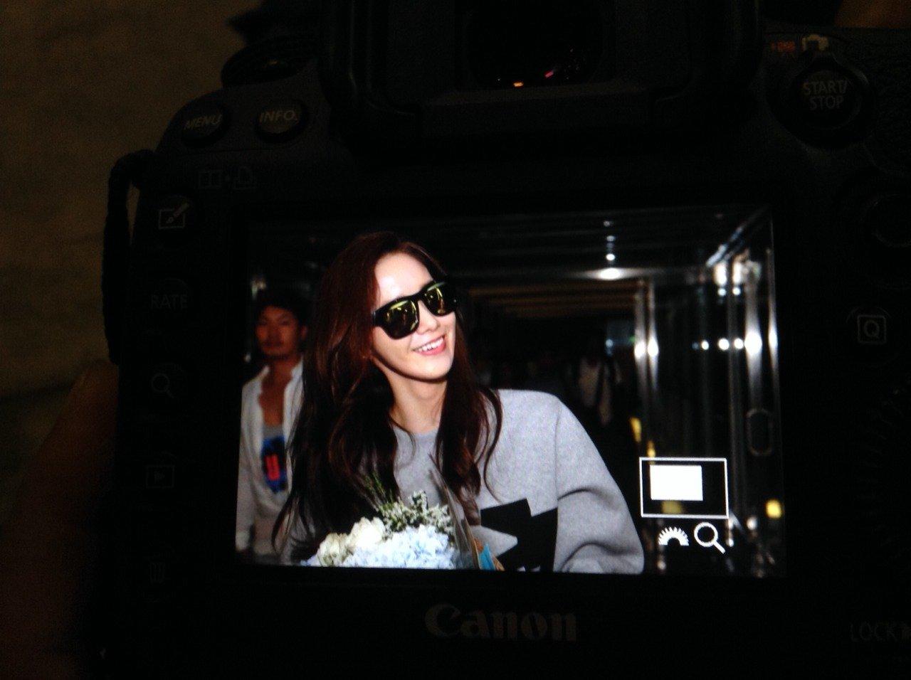 [PIC][25-06-2014]YoonA khởi hành đi Thái Lan để tham dự "Fan Meeting in Thailand: Yoona & I" vào chiều nay BtZsQbsCAAEE-UK