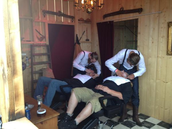 DoDirk's tweet image. Eerst maar ff naar de barbier #allesmogelijkhierZC