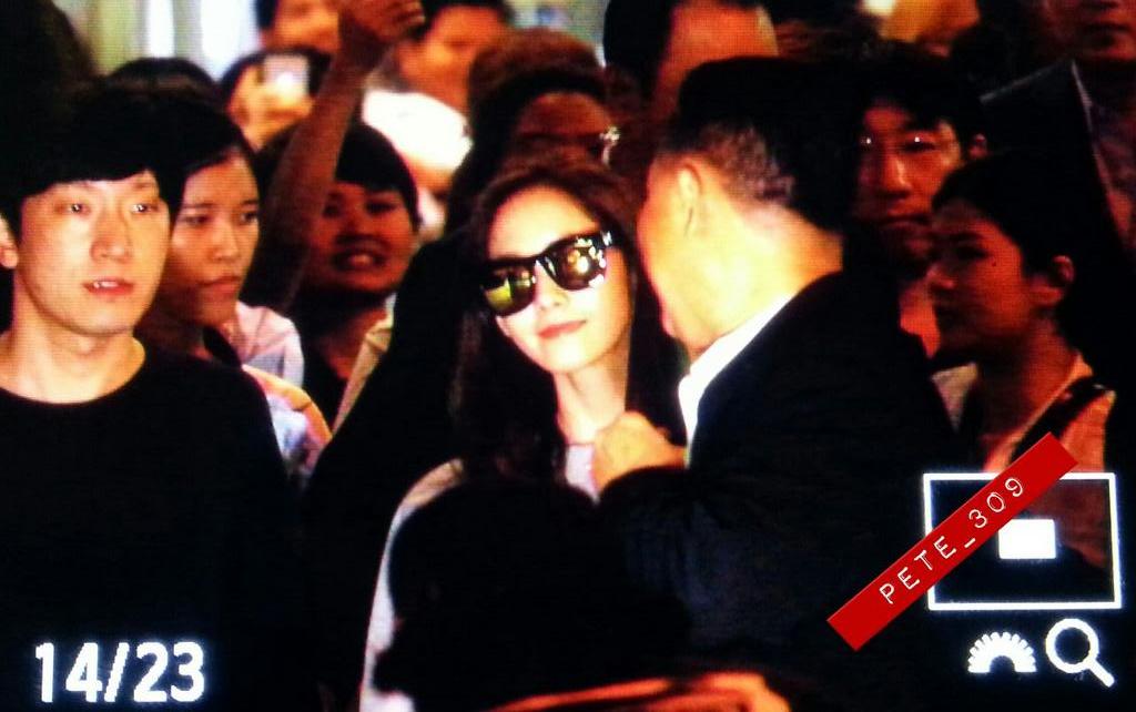 [PIC][25-06-2014]YoonA khởi hành đi Thái Lan để tham dự "Fan Meeting in Thailand: Yoona & I" vào chiều nay BtZtKHdCQAEn2lV
