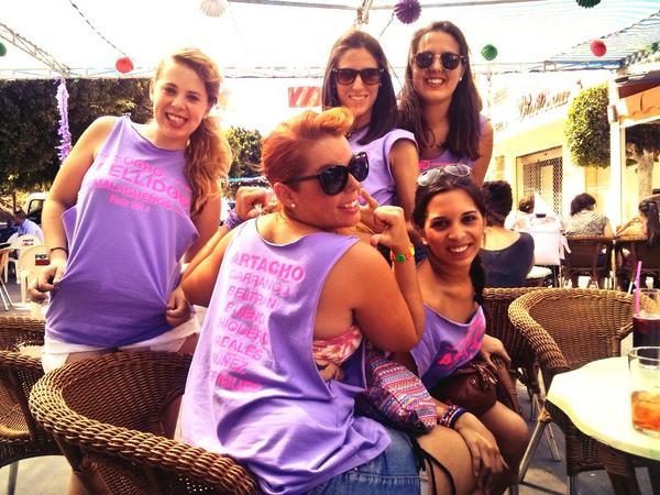patricuquiii's tweet photo. En honor a nuestra peli favorita del año, nuestras camisetas "OCHO-APELLIDOS- Malagueños" @DANIROVIRA @ClaraLago1 http://t.co/o0pxASETFV