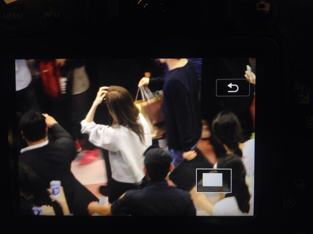 [PIC][25-06-2014]YoonA khởi hành đi Thái Lan để tham dự "Fan Meeting in Thailand: Yoona & I" vào chiều nay BtZvTFWCUAE1b9p