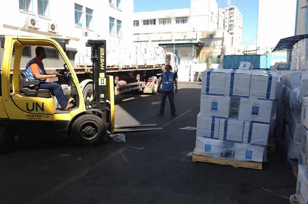 TkiyetUmAli's tweet photo. 5000 of Tkiyet Um Ali Food Parcels arrive to #Gaza 10.30 this morning, distribution by @UNRWA https://t.co/HccH7GLq4H http://t.co/ZfF1NwjKwn