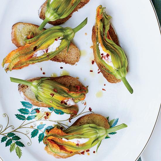foodandwine's tweet image. 6 ways to cook with zucchini blossoms: fandw.me/1u8iVGD