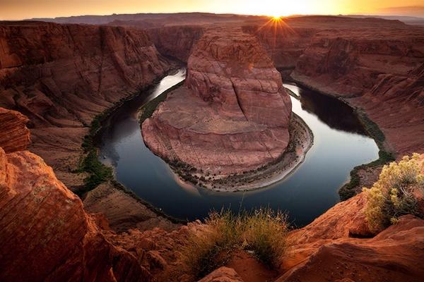 Here's an amazing photo to end the week. #Sunset over Horseshoe Bend. #Arizona