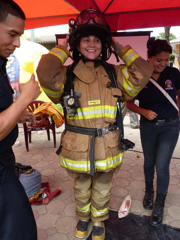 Vicealcaldesa experimentando con el traje de aproximación @luciatodo35, <a href="/denisse_robles/">Denisse Robles</a>, <a href="/aguayosimon/">Simon Aguayo Zapata</a>, <a href="/FullJimm/">Jimmy Paz</a>