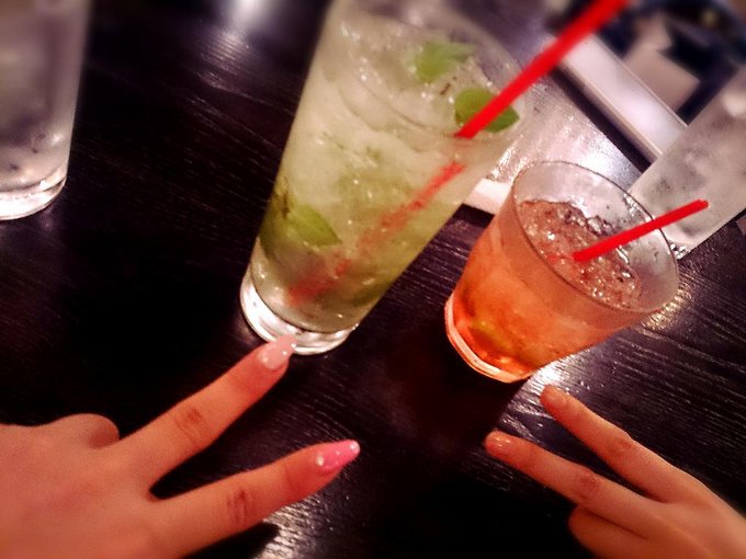 昨日もお酒を嗜んだ（笑）♡ ちょっと濃かった(╥&omega;╥`) 右のお酒！この胸のときめき って名前！注文するのはずかしから！ http://t.co/yhbYciBlhg