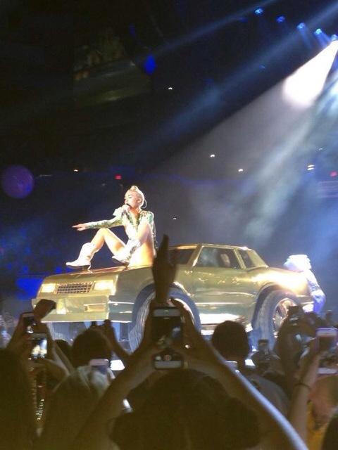 BangerzDR's tweet photo. Miley con un moño Falso en el escenario #BangerzTourUniondale http://t.co/LcHlQ03Dev