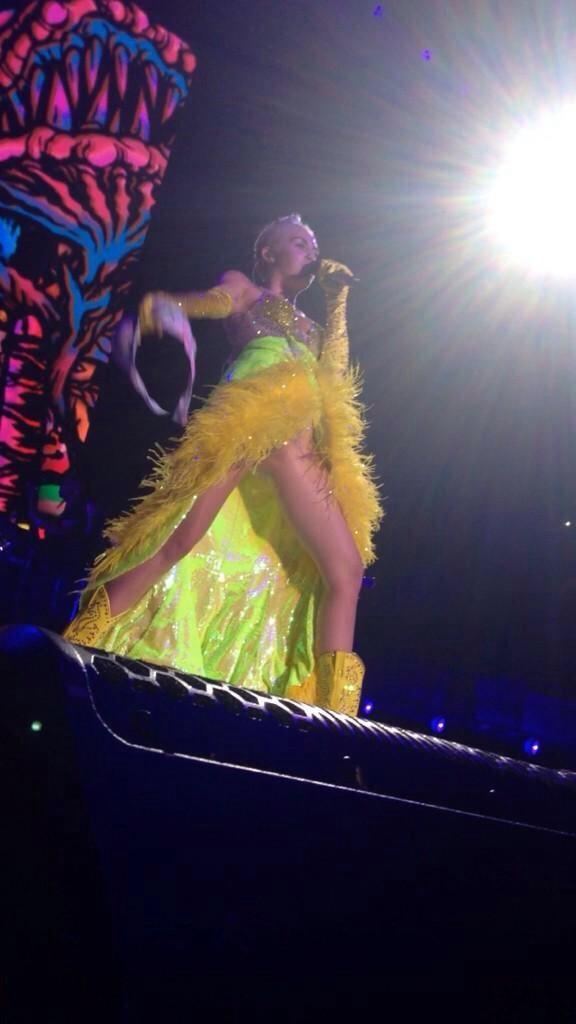 BangerzDR's tweet photo. FU con un sosten en la Mano #BangerzTourUniondale http://t.co/Jo2i8mBHzr