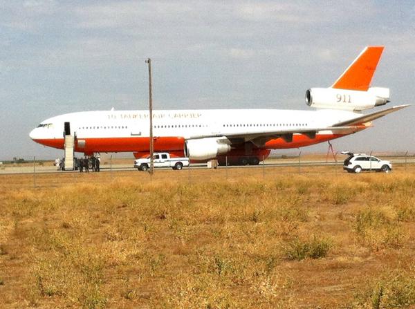 fmpearson's tweet photo. #10TankerAirCarrier number 911 has been posted up on my airport helping with the #ElPortalFire http://t.co/6oeQVdj8HY