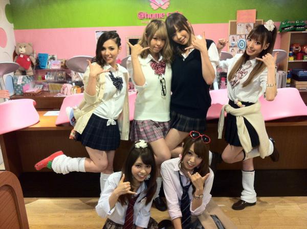 メイドカフェ あっとほぉーむカフェ ほぉ むカフェ本店4階 昨日のラスト組 まい プレミアムギャルりん つきひ 新人キャプテン もなか りーちゃん Http T Co Bgl72v4lyp