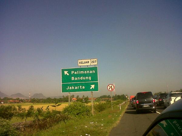 Macet  Exit Tol #Palimanan #Cirebon <a href="/TMCPoldaMetro/">TMC Polda Metro Jaya</a>