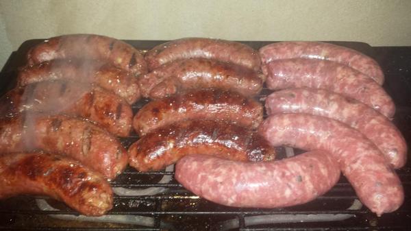 Aponcestevez's tweet photo. Esta noche cumple de un grande como @hitaca22 noche de choripanes...a tope! con @rrm25 @Romilpurafiesta @carol_20_03 http://t.co/oOZLEifuEj