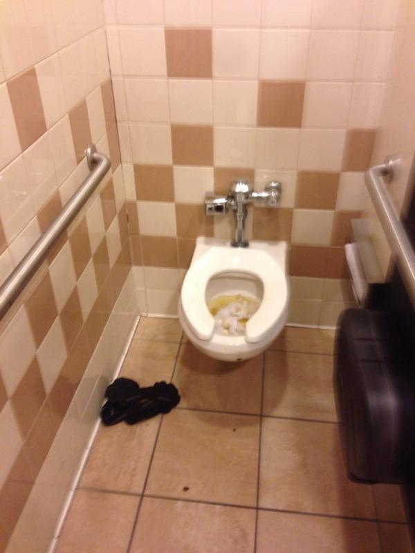 twatingboxlunch's tweet photo. Someone shit their pants! http://t.co/K30HEfZF3O