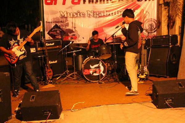 on stage at arra fashion store . Yeaah