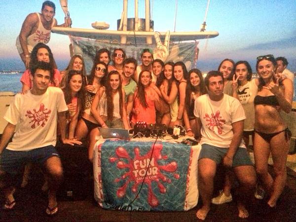 NoeliaGuerrero6's tweet photo. boat party! #elviajedefindecurso http://t.co/lnD4F1Vo6W
