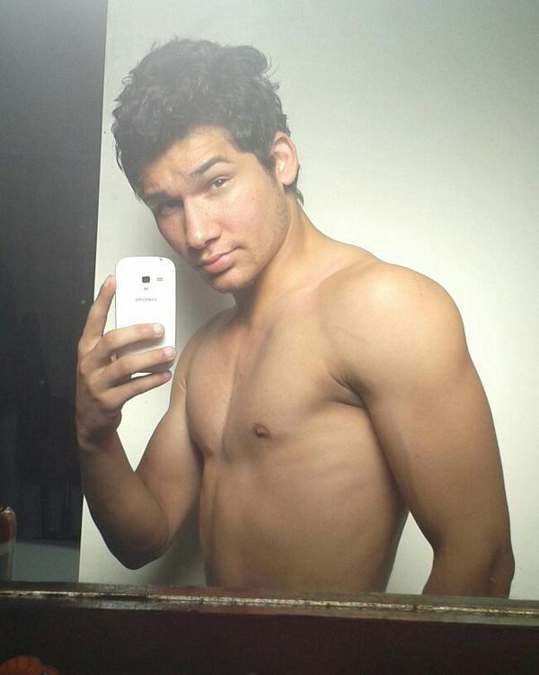 _Jason54's tweet image. Oops. Too much skin.