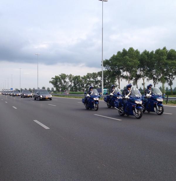 Bert_M's tweet photo. De stoet trekt voorbij, veel belangstelling langs de A2 en muisstil. #MH17 http://t.co/eUshdERYPM